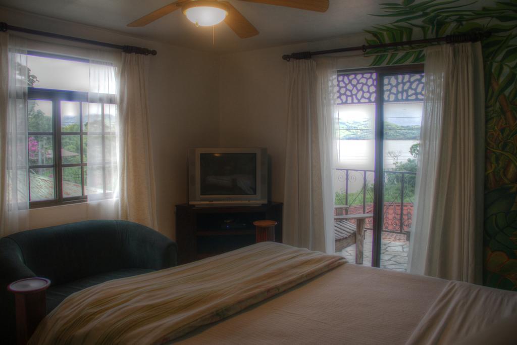 Gingerbread Restaurant & Hotel Nuevo Arenal Room photo